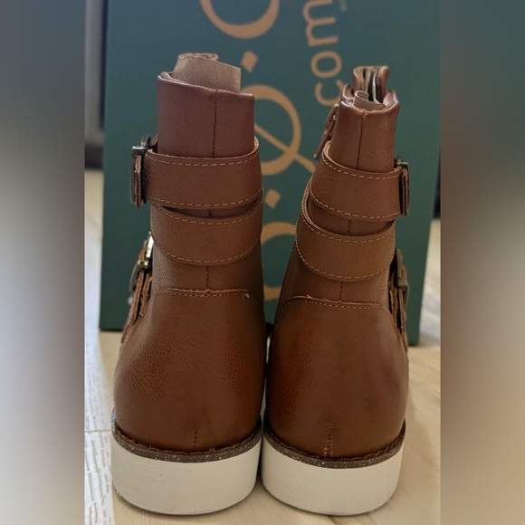 b.o.c. Brown Winter Boots with Buckle Straps - Picture 5 of 6